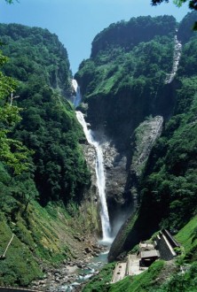 【称名滝】弥陀ヶ原湿原の水が集まる落差日本一、350mの滝。立山駅からバスなどで20分。